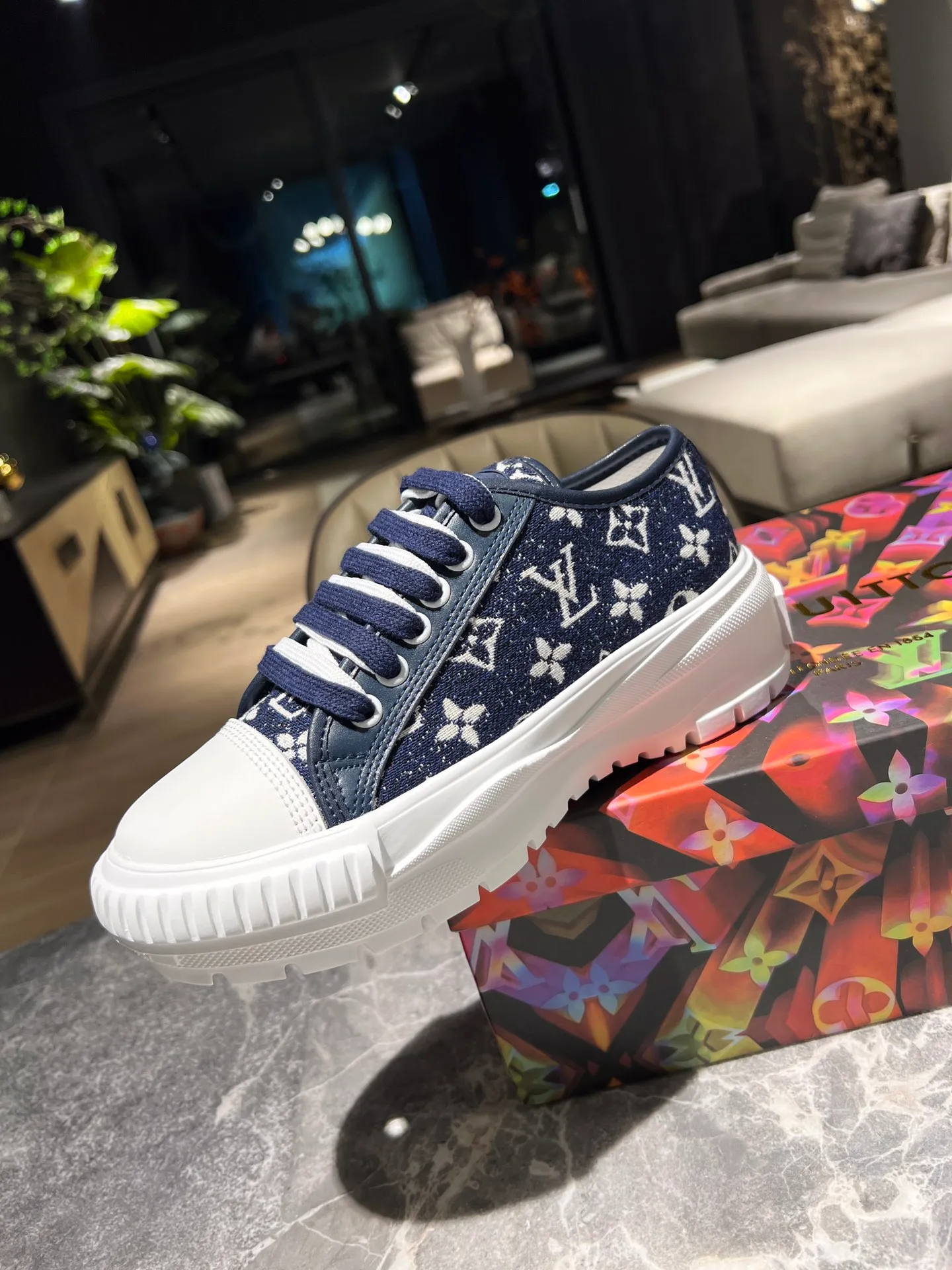 👟👟Ex-factory price 440👟👟 This LV Squad sneaker is made of Monogram denim to stretch out the midsummer comfort. The same color leather outlines the edges, the rubber LV Circle logo embellishes the tongue, and the thick yet lightweight rubber outsole upgrades the comfort again. Yardage: 35-41.